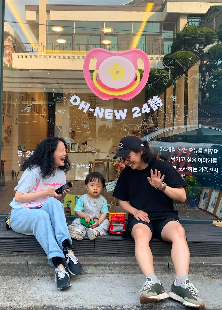 <OH_NEW 24시> 전시장 앞에서 가족사진